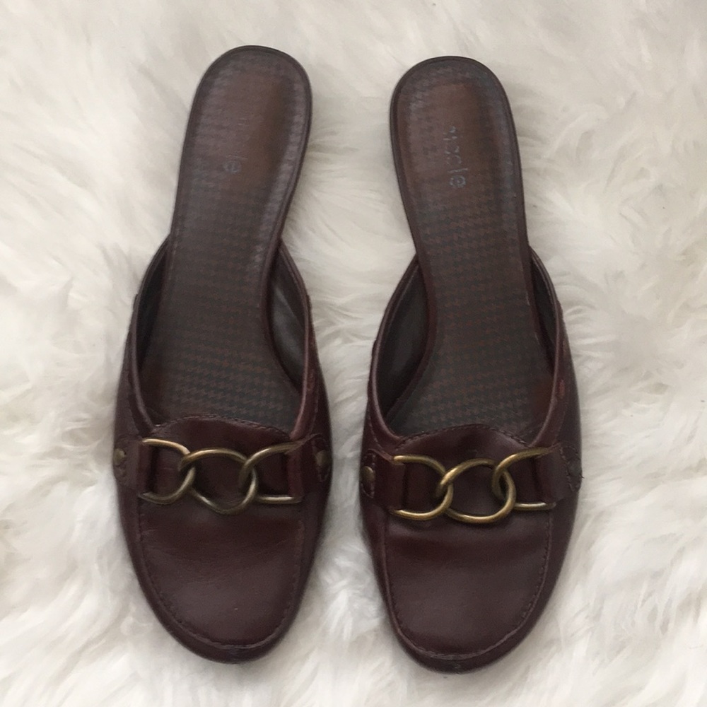 Leather mules 1/2 in heel with detail